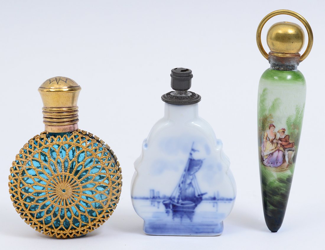 GROUP OF THREE ASSORTED SNUFF BOTTLES (1 of 5)