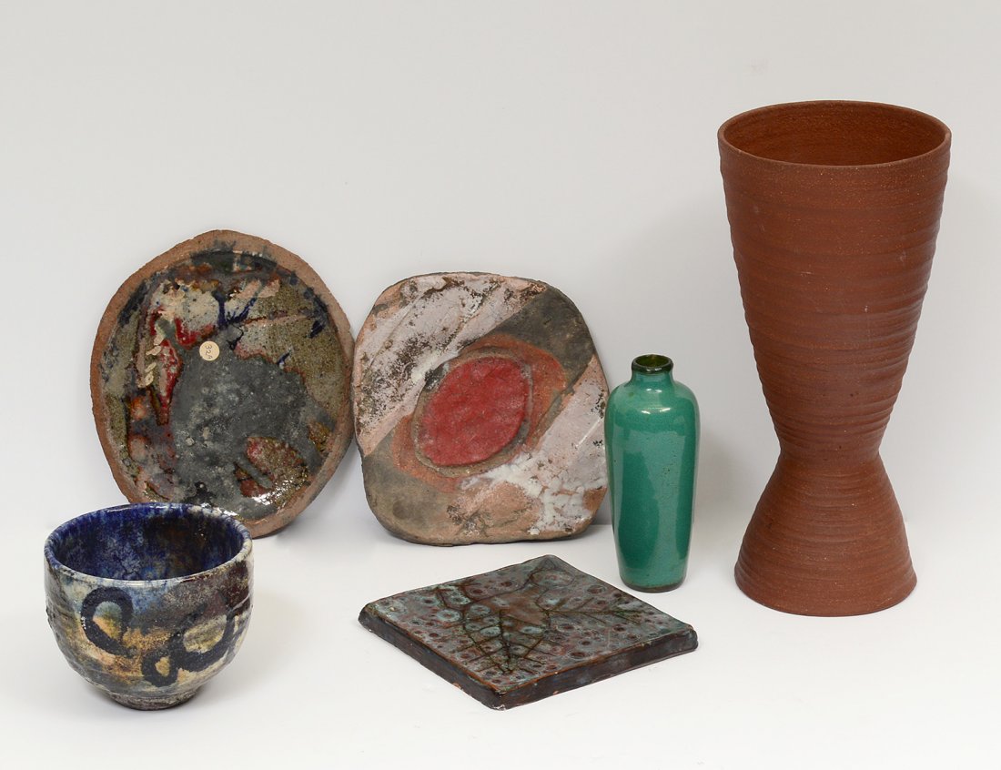 GROUP OF SIX ASSORTED POTTERY ARTICLES (1 of 7)