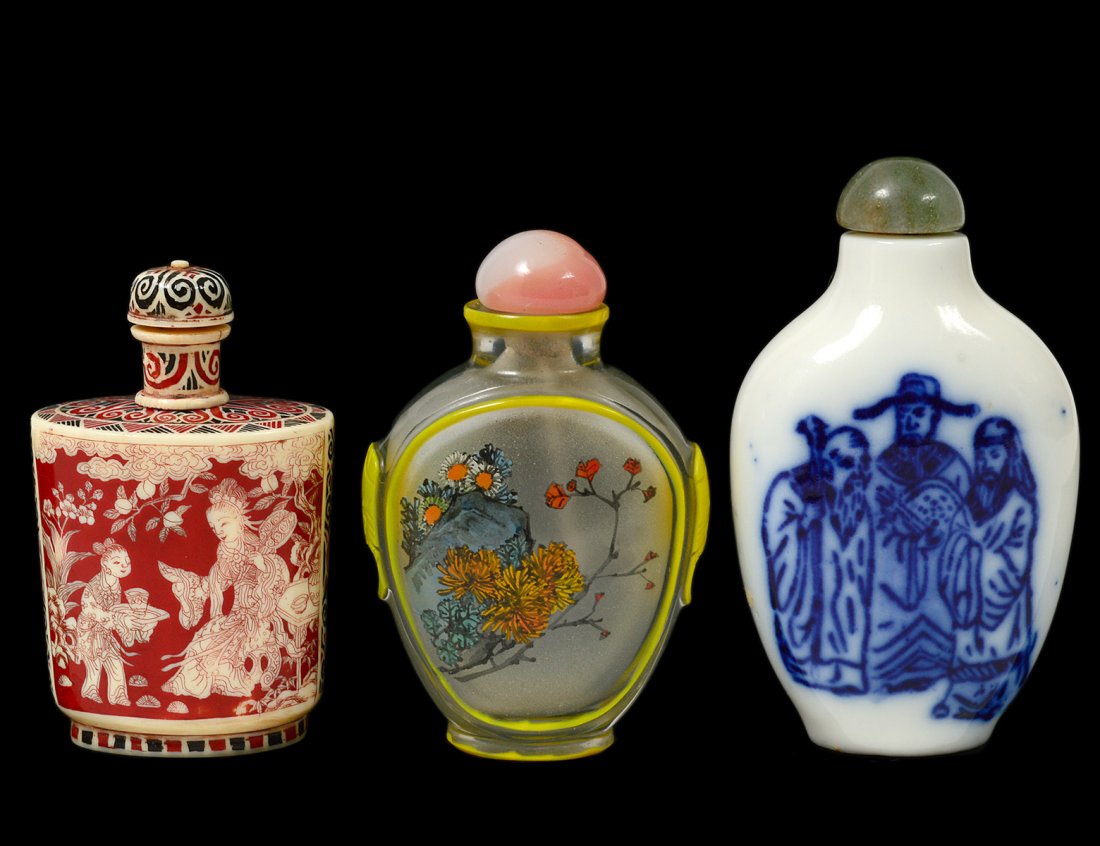 GROUP OF THREE SNUFF BOTTLES (1 of 5)