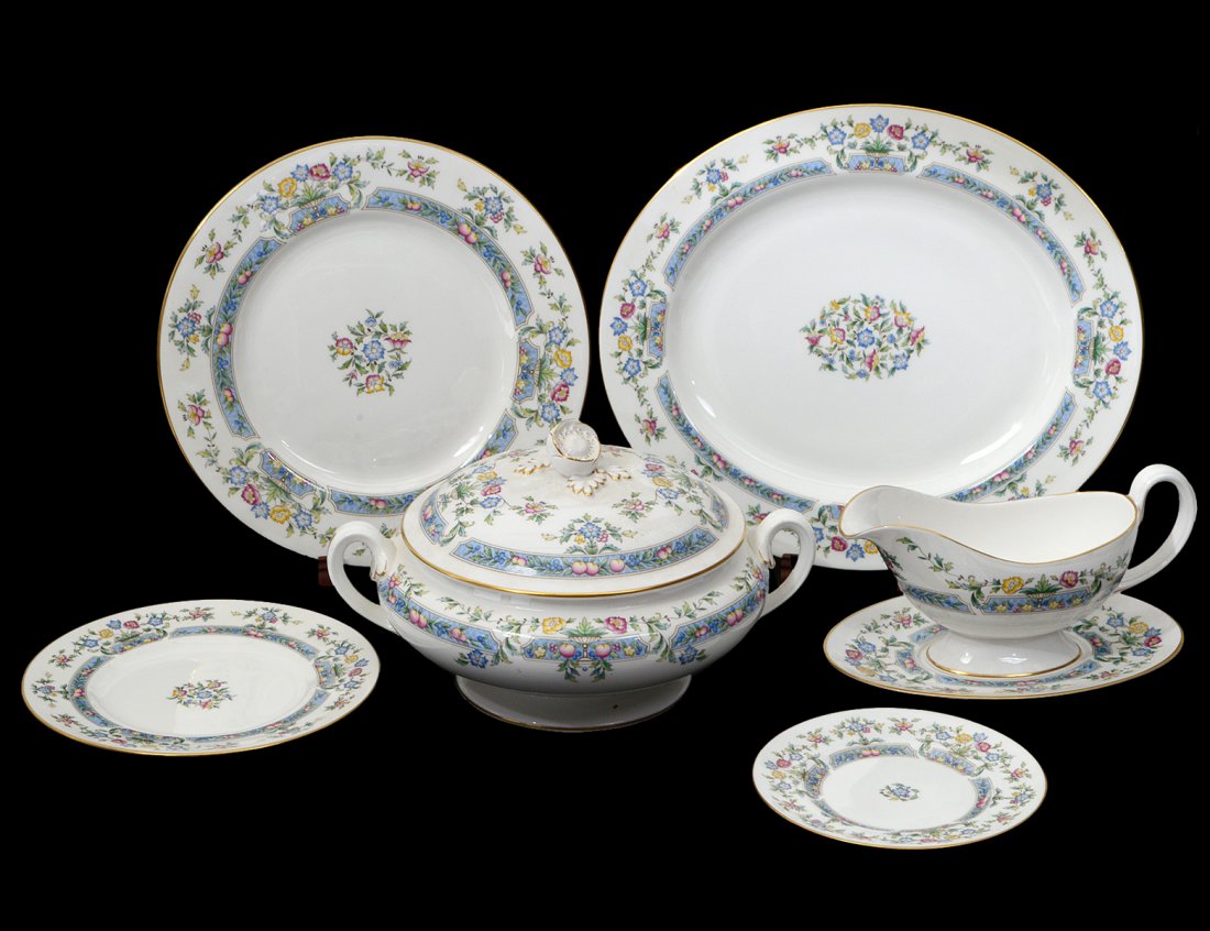 TWENTY-EIGHT PIECE ROYAL WORCESTER PORCELAIN PART: English. 20th Century. Comprising: 8 dinner plates, 8 dessert plates, 8 bread and butter plates, two covered tureens, gravy boat with underplate and one oval serving platter. (Cond: good) (300/400)