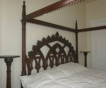 GEORGIAN ‘GOTHICK’ STYLE MAHOGANY FOUR POST BEDSTEAD (1 of 3)