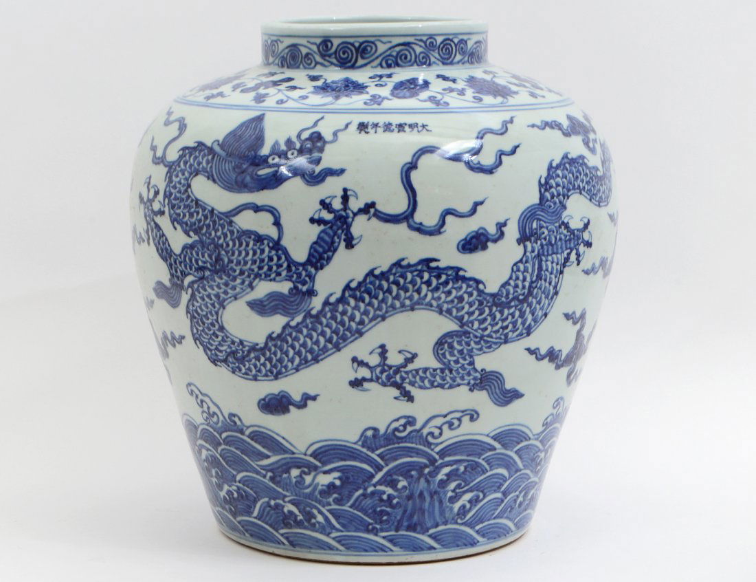CHINESE BLUE & WHITE DECORATED PORCELAIN STORAGE JAR (1 of 9)
