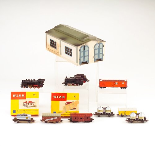 Marklin train set, HO gauge incl. two engines and s: Marklin train set, HO gauge incl. two engines and six Marklin cars, along with four Varney cars, a train shed, and two train buildings, accompanied by straight and corner tracks, with original paperwo