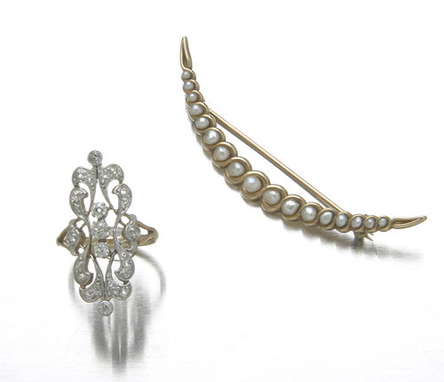 Two Art Nouveau gold jewelry pieces: 18K ring set wi