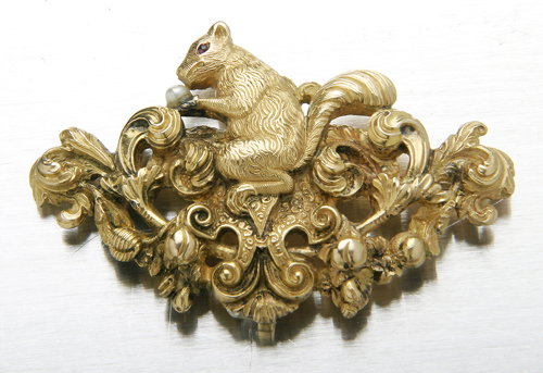 Fine sculpted 18K brooch with squirrel, plumes and
