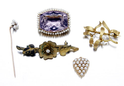 Seed pearl jewelry: 14K brooch having a faceted cus