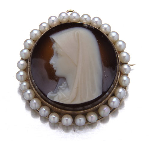 19th Century signed hardstone cameo in 14K and pea