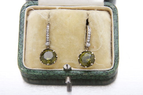 Diamond and peridot ear pendants in 18K yellow gol