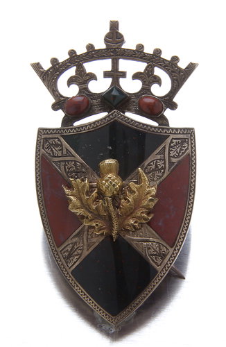 Gold pebble brooch, registered 1877, crown over sh