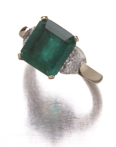 Emerald and diamond ring in 18K white gold: a good