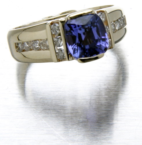Tanzanite and diamond ring in 14K yellow gold, the