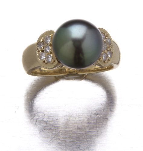 Tahitian black pearl and diamond ring in 14K yello