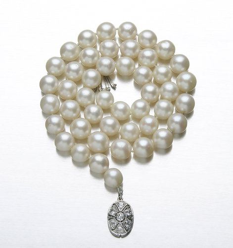 Pearl and diamond necklace: an 18" strand of forty