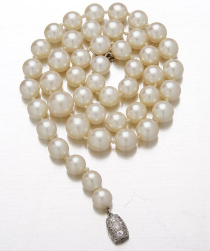 Pearl and diamond necklace: an 18" strand of forty