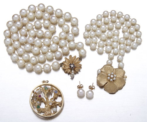 Gold and pearl jewelry: 20" strand of akoya cultur