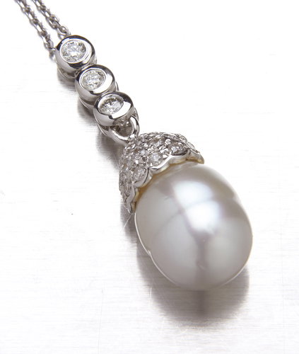 Pearl and diamond pendant in 14K white gold, a sem