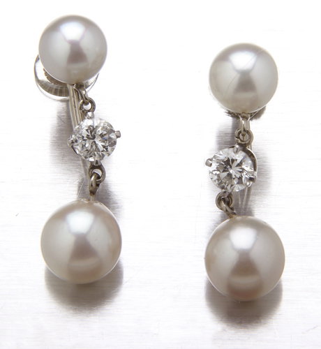Pearl and diamond drop earrings in 14K white gold,