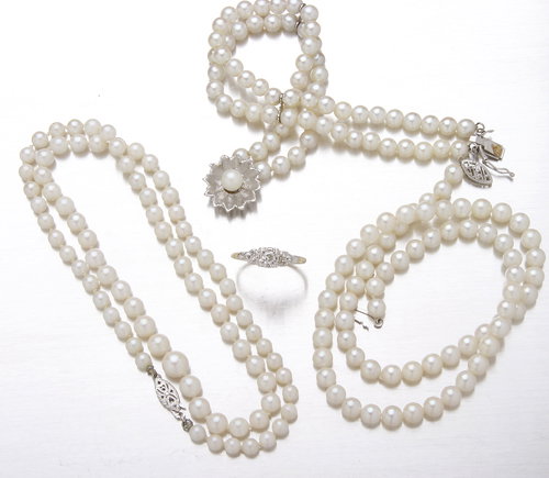 Cultured pearl jewelry and a diamond ring: a doubl