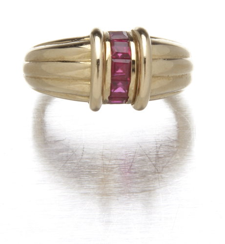 Tiffany & Co. ruby ring in 18K yellow gold, tapere