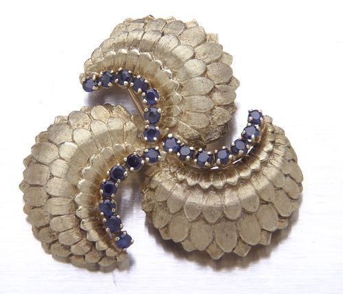 14K and sapphire brooch of trefoil design: facete