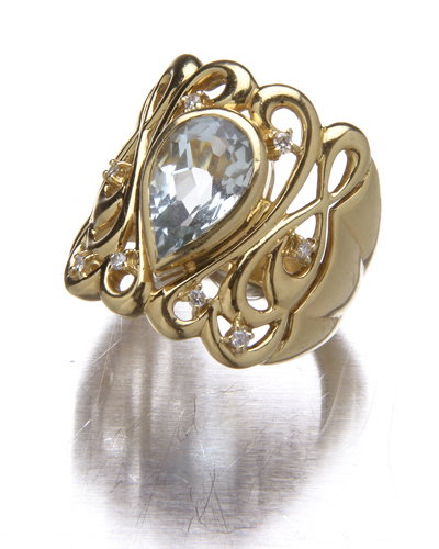 Contemporary aquamarine and diamond ring in 18K ye
