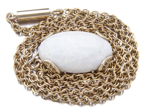 Opal pendant, approx. 29 cts, in a 14K foliate fra