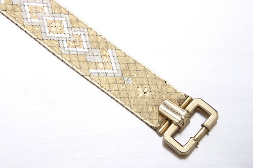 18K gold brocade buckle motif bracelet, textured t