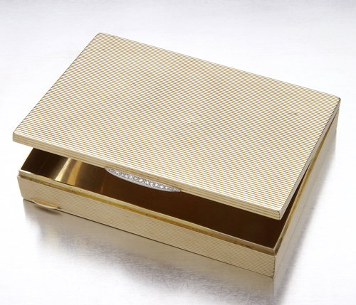 Cartier cigarette box in 14K yellow gold with rose
