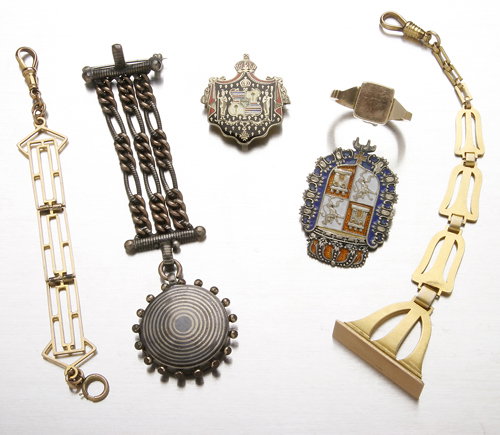 Unusual jewelry for a man: early gold poison ring;