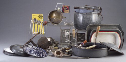 Kitchen utencils incl. Victor baster in: Kitchen utencils incl. Victor baster in orig. box, rotary egg beater, graters, spatulas, baking dish, measuring spoons.