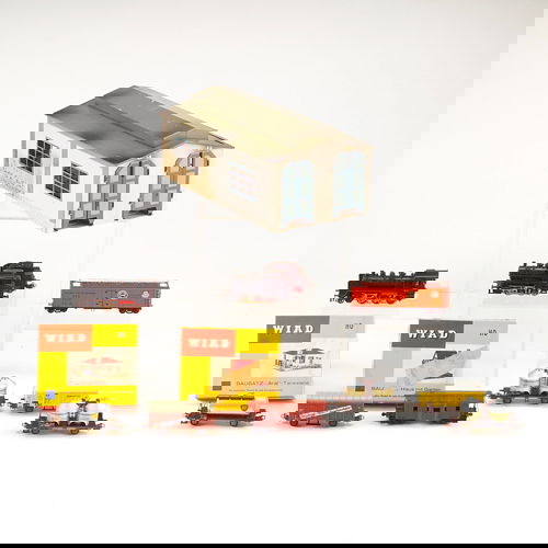 487: Marklin train set, HO gauge: two engines and six M: Marklin train set, HO gauge: two engines and six Marklin cars, along with four Varney cars, a train shed, and two train buildings, accompanied by straight and corner tracks, with original paperwork.