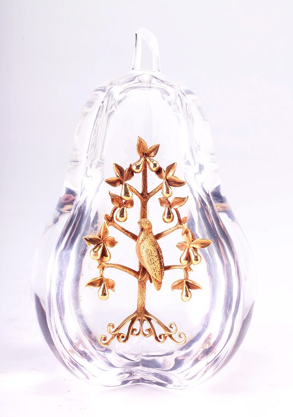 Steuben glass pear with 18K gold "Partridge in a P: Steuben glass pear with 18K gold "Partridge in a Pear Tree", etched signature, 5 1/4"