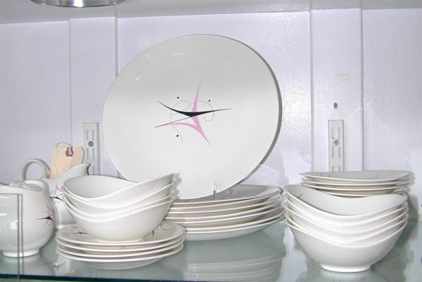 EVA ZEISEL for HALLCRAFT 50-piece dinnerware grou: EVA ZEISEL for HALLCRAFT 50-piece dinnerware grouping consisting of 8 bread plates, cups, and dinner plates; 9 saucers and small bowls; creamer, covered sugar, and serving spoon; and 5 serving pieces,