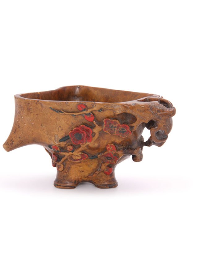 A carved soapstone tripod cup (Jue): Decorated with flowers in relief. W. 15cm.