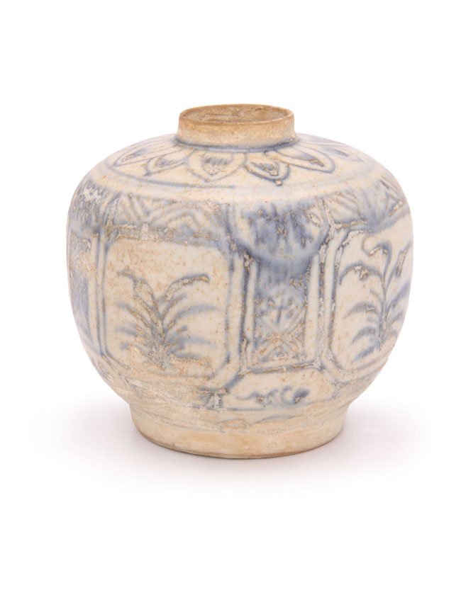An early Vietnamese blue and white octagonal Jarlet: Decorated in underglaze blue with florals. H. 9cm.