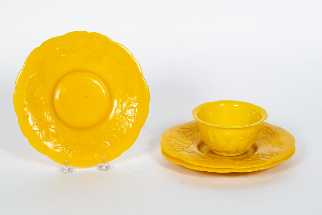 4 Chinese Yellow Peking Glass Items, Plates & Bowl (1 of 5)