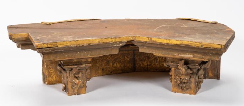 19th C., Italian Giltwood Architectural Cornice: Italian, late 19th/ early 20th century. A hand carved giltwood baroque style architectural cornice fragment with foliate relief carvings to the interior and raised acanthus leaf carvings to the posts.