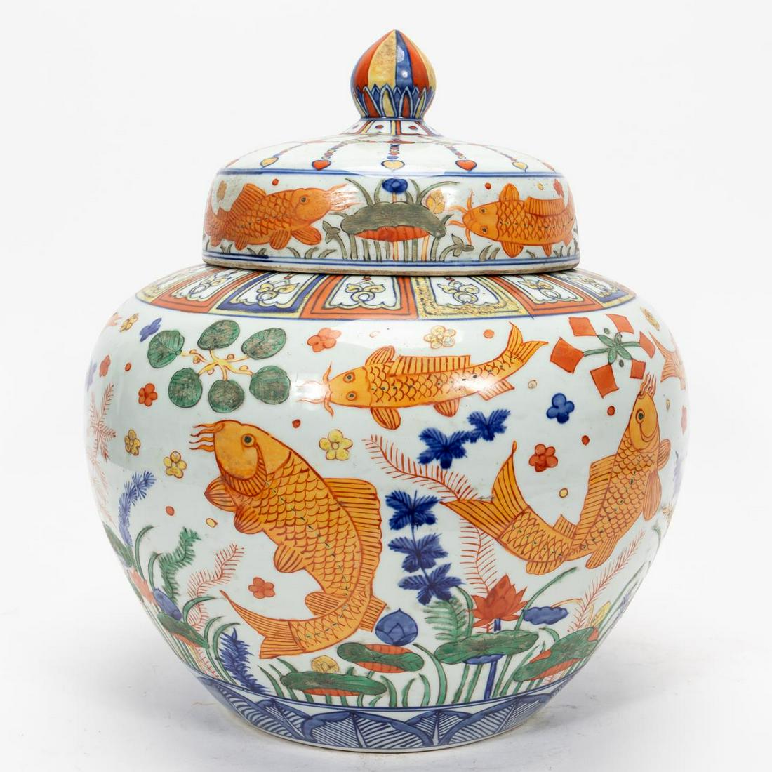 CHINESE MING STYLE WUCAI COVERED FISH MOTIF JAR (1 of 7)