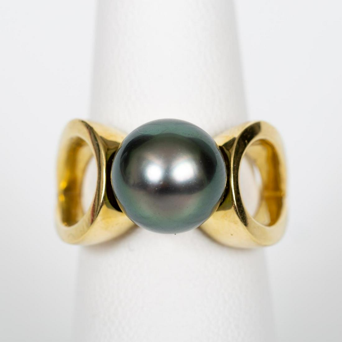 18K YELLOW GOLD & LARGE TAHITIAN PEARL LADIES RING: An 18K yellow gold modernist style ring with a central set Tahitian pearl. Marked to interior band “18K”. Approx: 6.25 (ring size); with a total approximate weight of 14.2 grams.