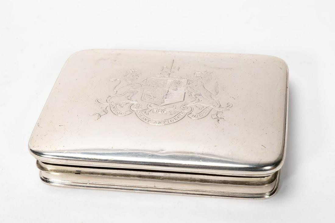 DUKE OF WINDSOR'S SILVER PRESENTATION BOX: Ebenezer Coker (British, registered 1745), 1758. An important George III English sterling silver snuff box presented to H.R.H. The Duke of Windsor after a 1945 golf tournament. The low domed box havin