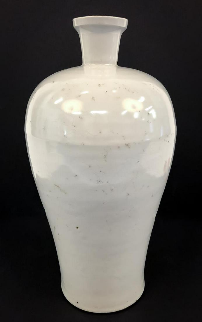 CHINESE MING STYLE WHITE GLAZED MEIPING VASE (1 of 9)