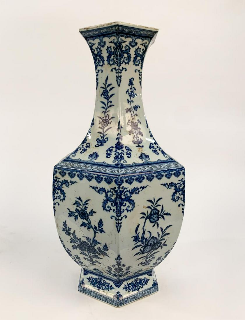 CHINESE QING STYLE BLUE AND WHITE HEXAGONAL VASE (1 of 7)