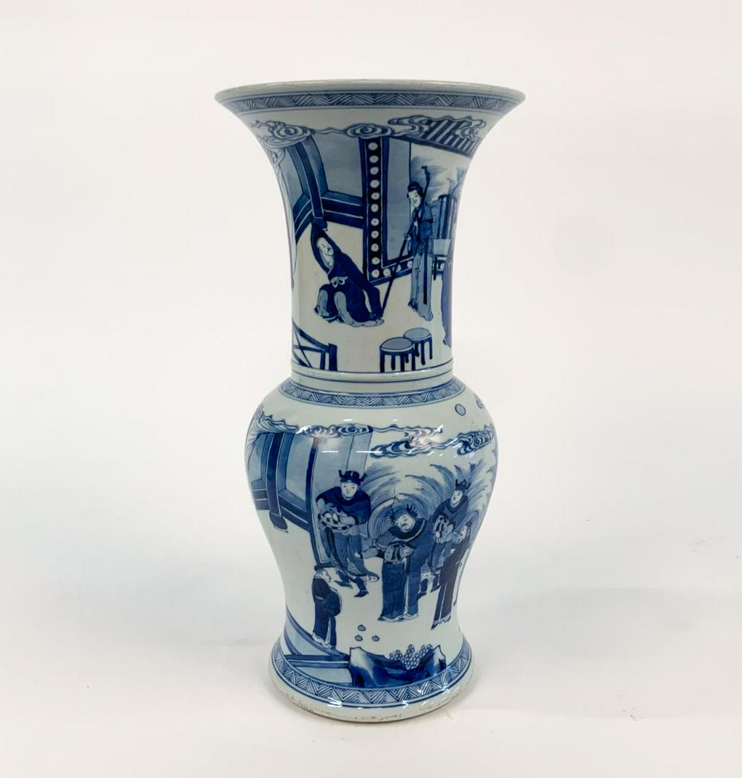 CHINESE QING STYLE BLUE AND WHITE FENGWEIZUN VASE (1 of 7)