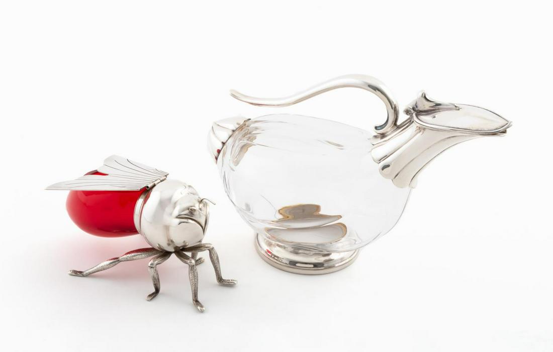 ENGLISH RED GLASS HONEY BEE & WINE DUCK CARAFE: Group of two pieces of English silver plated tableware comprising a William Hutton & Son (1864-1930) 1920s era bee form honey jar having a red glass body and hinged wings together with a molded colorl