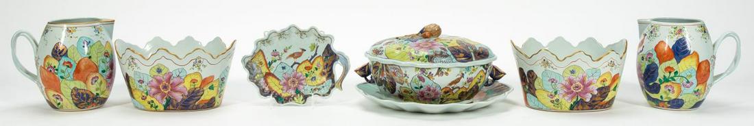 7PC MOTTAHEDEH TOBACCO LEAF PORCELAIN GROUPING: Mottahedeh, mid to late 20th century. Seven piece of Chinese export porcelain style "Tobacco Leaf" pattern group comprising of two pitchers, two cache pots, one lidded tureen with underplate and one l