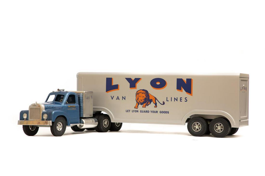 Lyon Van Lines Model Transport Truck (1 of 5)