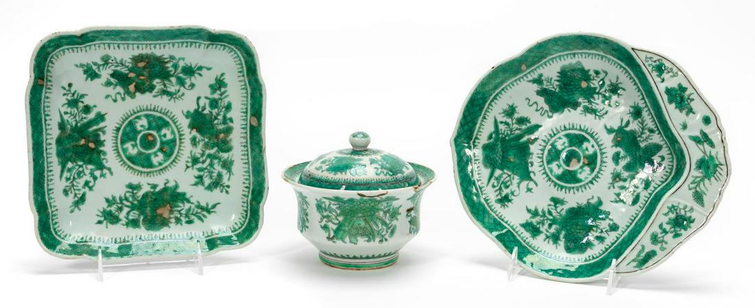 3PCS CHINESE EXPORT, GREEN FITZHUGH SERVING PIECES: Chinese. Green "Fitzhugh" pattern tablewares comprising shell dish (w. 10.625"), square dish (w. 8.875"), and covered bowl (h. 5.25", w. 6.125"). Apparently unmarked.