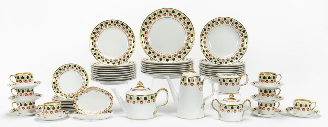 55 PCS, MOTTAHEDEH STRAWBERRY VINE PORCELAIN: Mottahedeh, late 20th century. "Strawberry Vine" pattern porcelain dinnerware service comprising eight dinner plates (10"), nine salad / dessert plates (8.5"), eight bread plates (7"), eight rim soup 