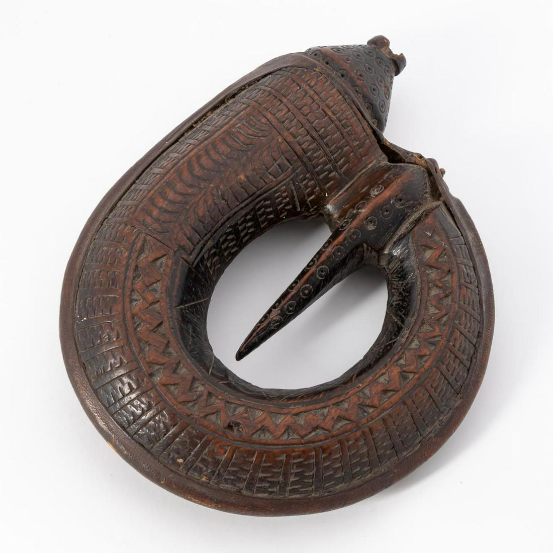 17TH / 18TH C. WOOD SERPENT FORM POWDER FLASK (1 of 5)