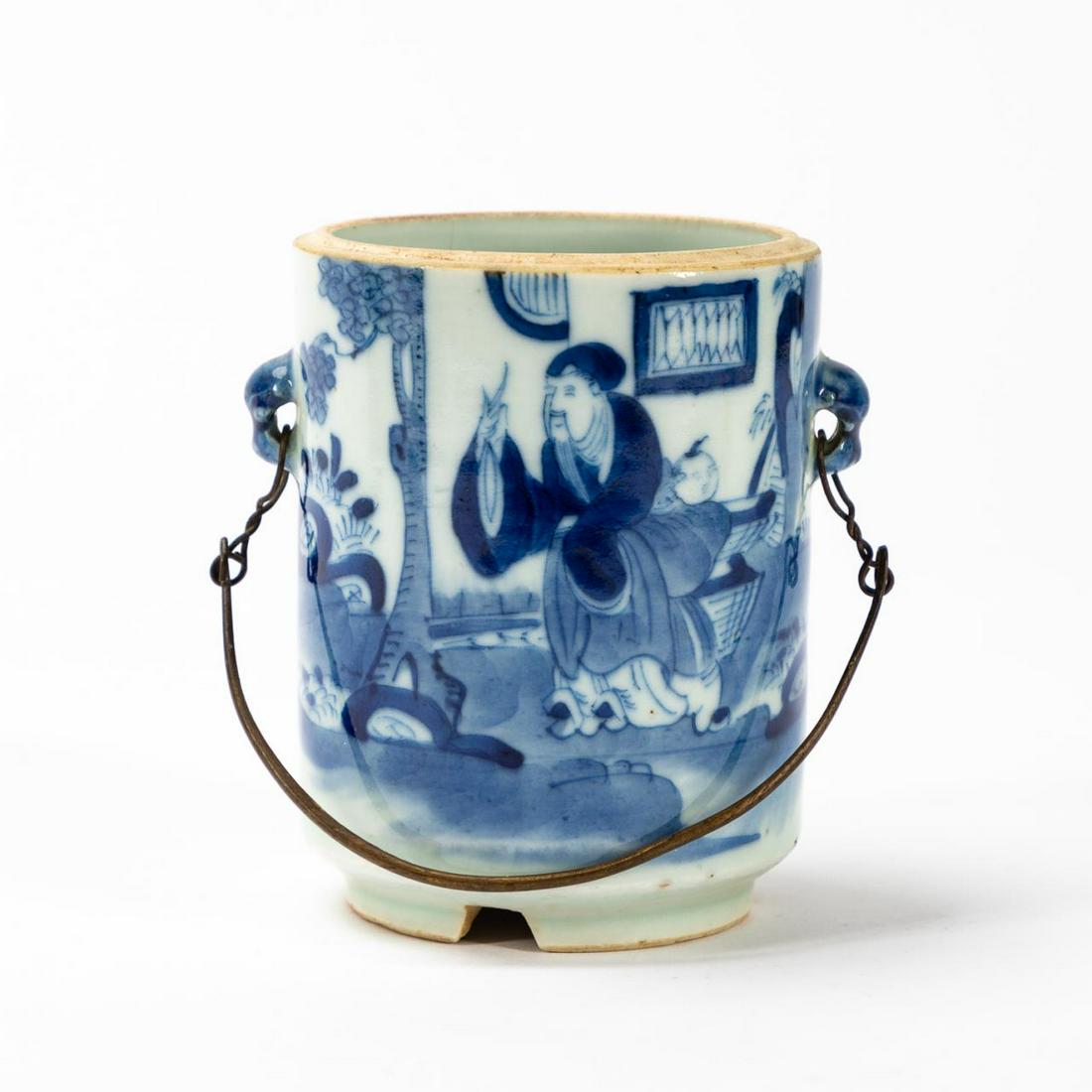 CHINESE BLUE & WHITE SMALL PORCELAIN POT W/ HANDLE (1 of 6)